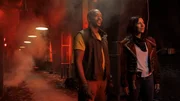 John (Anthony Mackie) und Quiet (Stephanie Beatriz) tauchen in die Dunkelheit eines unterirdischen Gangs ein – auf der Suche nach dem Paket. John (Anthony Mackie) und Quiet (Stephanie Beatriz) tauchen in die Dunkelheit eines unterirdischen Gangs ein – auf der Suche nach dem Paket.