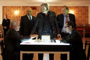 Nachdem die beiden Favoriten auf den Weltmeistertitel im Schach Sorokin (Gojko Mitic, l.) und Boris Aljechin (Merab Ninidze, r.) der Bitte des Turnierveranstalters Arthur Lippmann (Michael Rast, 2.v.l), das Geb&auml;ude sofort zu verlassen, nicht nachkommen, machen Major Carl Ribarski (Stefan J&uuml;rgens, M.) und Oberst Otto Dirnberger (Dietrich Siegl, 2.v.r) den Wettstreitern den Ernst der Lage auf nachdr&uuml;ckliche Art und Weise klar und komplimentieren sie hinaus.