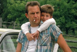 Zwischen den anfangs unfreiwilligen Gef&auml;hrten Butch Haynes (Kevin Costner, li.) und Phillip (T.J. Lowther, re.) entwickelt sich auf ihrer Reise durch Texas eine Vertrautheit wie zwischen Vater und Sohn.