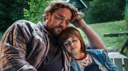 l-r: Vater (Ronald Zehrfeld), Schascha (Yuna Bennett)