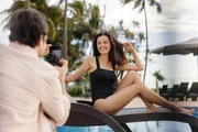 Olivia (Rhiannon Fish) wird fotografiert.  +++ Die Verwendung des sendungsbezogenen Materials ist nur mit dem Hinweis und Verlinkung auf RTL+ gestattet. +++