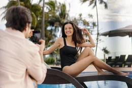 Olivia (Rhiannon Fish) wird fotografiert.  +++ Die Verwendung des sendungsbezogenen Materials ist nur mit dem Hinweis und Verlinkung auf RTL+ gestattet. +++
