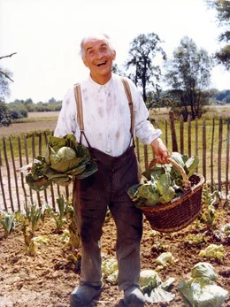 Bauer Claude (Louis de Funes) und sein buckeliger Nachbar Francis  vertreiben sich die Zeit auf ihrem Bauernhof mit fr&ouml;hlichem Trinken von Wein und Pernod sowie dem Essen selbstgekochter Kohlsuppe.  +++ Die Verwendung des sendungsbezogenen Materials ist nur mit dem Hinweis und Verlinkung auf RTL+ gestattet. +++