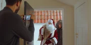 Andi (Milan Peschel, M.) und Rocco (Hoang Minh Ha, r.) spielen Weihnachtsmann und Knecht Ruprecht für Theo (Benito Bause, l.) und Familie Sawadi-Kröger. Andi (Milan Peschel, M.) und Rocco (Hoang Minh Ha, r.) spielen Weihnachtsmann und Knecht Ruprecht für Theo (Benito Bause, l.) und Familie Sawadi-Kröger.