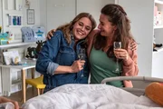 Charlie (Roos Dickmann, l.) und Kirstie (Janne Desmet, r.) besuchen eine Freundin im Krankenhaus, die Mutter geworden ist. Charlie (Roos Dickmann, l.) und Kirstie (Janne Desmet, r.) besuchen eine Freundin im Krankenhaus, die Mutter geworden ist.