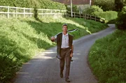 Simon Ffennell wacht als Riverkeeper über die Itchen. Er ist der letzte traditionelle Flusswächter der Region und benutzt für das Entfernen der Wasserpflanzen noch eine Sense, was andernorts längst Maschinen erledigen. Simon Ffennell wacht als Riverkeeper über die Itchen. Er ist der letzte traditionelle Flusswächter der Region und benutzt für das Entfernen der Wasserpflanzen noch eine Sense, was andernorts längst Maschinen erledigen.