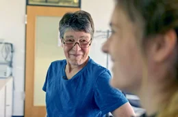 Professorin Petra Platen (li.), Sportmedizinerin an der Ruhr-Universit&auml;t Bochum, pr&auml;sentiert die Ergebnisse ihres Forschungsprojekts zum Menstruationszyklus.