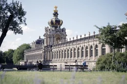Der Dresdner Zwinger: In den Langgalerien ist heute die Porzellansammlung untergebracht. Urspr&uuml;nglich waren sie f&uuml;r die Orangenb&auml;ume des Herrschers August der Starke gebaut worden.
