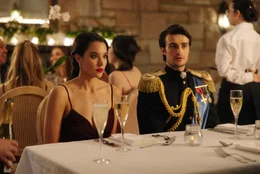 Olivia (Rhiannon Fish) und Prinz Alexander (Mitchell Bourke) gehen gemeinsam zum Ball  +++ Die Verwendung des sendungsbezogenen Materials ist nur mit dem Hinweis und Verlinkung auf RTL+ gestattet. +++