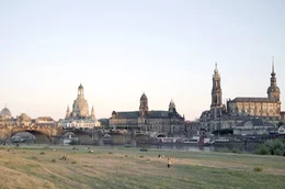 Der &bdquo;Canaletto-Blick&ldquo;: Die ber&uuml;hmte Silhouette Dresdens setzt sich aus der Augustusbr&uuml;cke, der Hofkirche, der Br&uuml;hlschen Terrasse und der Frauenkirche zusammen.