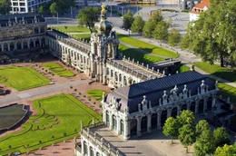 Der Dresdner Zwinger &ndash; ein einmaliges barockes Festgel&auml;nde: Der Bauherr August der Starke wollte mit Frankreichs Sonnenk&ouml;nig konkurrieren.
