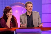 Was ist denn das für eine Frage? Kabarettist Florian Schröder und Schauspielerin Alice Hoffman rätseln, welche der Antworten frei erfunden und welche mitten aus dem Leben gegriffen sind – beim Wissensquiz "Meister des Alltags". Was ist denn das für eine Frage? Kabarettist Florian Schröder und Schauspielerin Alice Hoffman rätseln, welche der Antworten frei erfunden und welche mitten aus dem Leben gegriffen sind – beim Wissensquiz "Meister des Alltags".