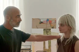F&uuml;r Jojo (Maja Bons) beginnt an der Kunstakademie ein Lebenstraum: Sie wird in die Meisterklasse des gefeierten Professors Copley (Jean-Marc Barr, li.) aufgenommen.
