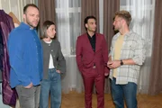 Erik (Patrick Heinrich, l.) und Matilda (Anna-Katharina Fecher) treten offiziell als Paar auf. Rechts Nihat (Timur &Uuml;lker) und Paul (Niklas Osterloh, r.)