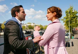 Dr. Lorenz Bergmann (Beat Marti) versucht mit Lilli (Chiara Schoras) ein Missverst&auml;ndnis aufzukl&auml;ren.