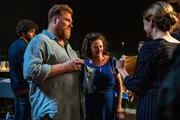 Kirstie (Janne Desmet, M.) ist glücklich bei der Feier ihres 40. Geburtstags, bis Lies (Julie Mahieu, r.) Bert (Dominique Van Malder, l.) und ihr von ihrer Zwillingsschwangerschaft erzählt. Kirstie (Janne Desmet, M.) ist glücklich bei der Feier ihres 40. Geburtstags, bis Lies (Julie Mahieu, r.) Bert (Dominique Van Malder, l.) und ihr von ihrer Zwillingsschwangerschaft erzählt.