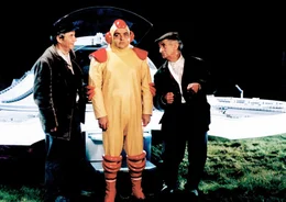 In der Nacht landet ein Au&szlig;erirdischer (Jacques Villeret, M.) mit seinem Raumschiff auf dem Hof und steht vor der T&uuml;r von Claude (Louis de Funes, re.). Der glaubt zun&auml;chst an eine Illusion infolge seines Alkoholkonsums, jedoch ist der Besucher real und sehr interessiert an der Kohlsuppe. Nachbar Francis (Jean Carmet) staunt nicht schlecht, als er den Eindrinling zu sehen bekommt.  +++ Die Verwendung des sendungsbezogenen Materials ist nur mit dem Hinweis und Verlinkung auf RTL+ gestattet. +++