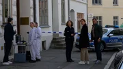 Der Pfleger wurde mit einer Sektflasche erschlagen. Von Thomas Schlosser? Der kurz darauf an einer Herzattacke selbst starb? Paula Moorkamp (Stella Hinrichs, 3.v.r.), Eddi Jansons (Gustavs Gailus, l.), Karoline Joost (Nike Fuhrmann, 2.v.r.) und Lars P&ouml;hlmann (Dominic Boeer, r.) blicken ins Ungewisse. (Komparsen im Bild)