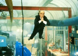 Guillaume (Louis de Fun&egrave;s) scheint seine geniale Erfindung, eine Luftreinigungsmaschine, nicht ganz in den Griff zu bekommen.  +++ Die Verwendung des sendungsbezogenen Materials ist nur mit dem Hinweis und Verlinkung auf RTL+ gestattet. +++