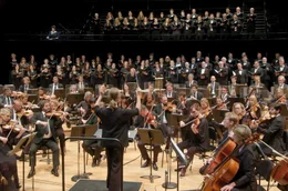 Ein Gro&szlig;aufgebot an Musizierenden mit Orchester und Chor tritt in der Pariser Philharmonie zu Ehren von Anton Bruckner (1824-1896) auf. 2024 j&auml;hrt sich der Geburtstag des bedeutenden Symphonikers zum 200. Mal.