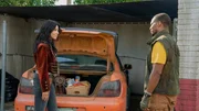 Quiet (Stephanie Beatriz) bereitet das Auto für die Weiterfahrt vor – mit John (Anthony Mackie) an ihrer Seite und einem ungewissen Weg vor ihnen. Quiet (Stephanie Beatriz) bereitet das Auto für die Weiterfahrt vor – mit John (Anthony Mackie) an ihrer Seite und einem ungewissen Weg vor ihnen.