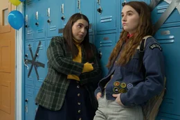 Nehmen Abschied von der Highschool, l-r: Molly (Beanie Feldstein), Amy (Kaitlyn Dever)
