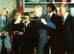 Bei seinen japanischen Gesch&auml;ftsfreunden st&ouml;&szlig;t die neue geniale Erfindung von Guillaume (Louis de Fun&egrave;s, M.) - ein Riesenstaubsauger, der die Welt vom Smog befreien soll - auf reges Interesse.  +++ Die Verwendung des sendungsbezogenen Materials ist nur mit dem Hinweis und Verlinkung auf RTL+ gestattet. +++