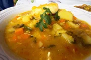 Für die Kartoffelsuppe Caldo de papas werden Kartoffeln, Zwiebeln, Tomaten, Paprika und Karotten angebraten und Gewürze hinzugegeben. Abgerundet wird das Gericht mit pochierten Eiern. Für die Kartoffelsuppe Caldo de papas werden Kartoffeln, Zwiebeln, Tomaten, Paprika und Karotten angebraten und Gewürze hinzugegeben. Abgerundet wird das Gericht mit pochierten Eiern.