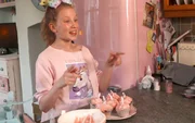 Cocos neueste Leidenschaft ist das Backen. Darum macht sie f&uuml;r ihre Fans ein Video &uuml;ber ihr verr&uuml;cktes Rezept f&uuml;r Einhorn-Cupcakes.