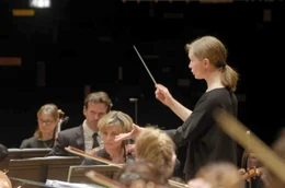 Mirga Gražinytė-Tyla dirigiert das Orchestre Philharmonique de Radio France durch die Klangkathedralen des Werkes von Anton Bruckner.
