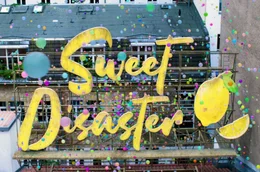 Das Leben der Deutsch-Finnin Frida gleicht gerade einem &bdquo;Sweet Disaster&ldquo;.