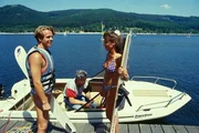 Tobias Reich (Sven Jürgen Hasper, l.) möchte seiner Freundin Britta (Claudia Arnold-Brauner, r.) mit seinen Wasserski-Künsten imponieren und löst damit ein Unglück aus. Tobias Reich (Sven Jürgen Hasper, l.) möchte seiner Freundin Britta (Claudia Arnold-Brauner, r.) mit seinen Wasserski-Künsten imponieren und löst damit ein Unglück aus.