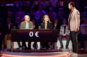Moderator Kai Pflaume (r.) mit Rateteam-Kapitän Bernhard Hoëcker (l.) und der Sterneköchin Julia Komp (M.). Moderator Kai Pflaume (r.) mit Rateteam-Kapitän Bernhard Hoëcker (l.) und der Sterneköchin Julia Komp (M.).