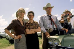 Sally Gerber (Laura Dern, l.) und Chief Red Garnett (Clint Eastwood, m.)