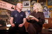 Gastgeberin Ina M&uuml;ller und ESA-Astronaut Alexander Gerst (l.).