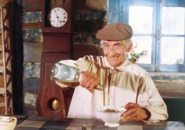 Bauer Claude (Louis de Funes) und sein buckeliger Nachbar Francis  vertreiben sich die Zeit auf ihrem Bauernhof mit fr&ouml;hlichem Trinken von Wein und Pernod sowie dem Essen selbstgekochter Kohlsuppe.  +++ Die Verwendung des sendungsbezogenen Materials ist nur mit dem Hinweis und Verlinkung auf RTL+ gestattet. +++