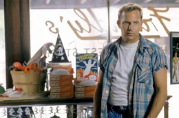 Wird als gef&auml;hrlicher Verbrecher gesucht, w&auml;hrend er auf der Fahrt nach Alaska Besorgungen in einem Laden macht: Butch Haynes (Kevin Costner).