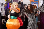 Carly (Brooke Lee, l.) und Evie (Gemma Forsyth, r.) bei der Halloween-Party im Ocean Café. Carly (Brooke Lee, l.) und Evie (Gemma Forsyth, r.) bei der Halloween-Party im Ocean Café.