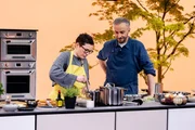 Jan Böhmermann gemeinsam mit Sveamaus in der Sendung "Böhmi brutzelt". Jan Böhmermann gemeinsam mit Sveamaus in der Sendung "Böhmi brutzelt".
