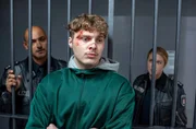 In der Zelle kann „Keule“ Kai Bender darüber nachdenken, ob seine Verletzungen wirklich von einem Sturz herrühren und nicht etwa von einer Schlägerei mit seinen Drogenbossen, finden Lukas Petersen und Bente Hinrichs. In der Zelle kann „Keule“ Kai Bender darüber nachdenken, ob seine Verletzungen wirklich von einem Sturz herrühren und nicht etwa von einer Schlägerei mit seinen Drogenbossen, finden Lukas Petersen und Bente Hinrichs.