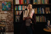 Olivia (Rhiannon Fish) ist Schriftstellerin.  +++ Die Verwendung des sendungsbezogenen Materials ist nur mit dem Hinweis und Verlinkung auf RTL+ gestattet. +++