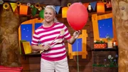 Singa hat einen Spieletipp auf Lager. Mit Luftballon, Schnur und Kochl&ouml;ffeln kann man auch drinnen Ball spielen.