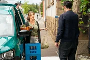 Kriminalkommissar Rico Sander (Benjamin Strecker) befragt Franziska Lanze (Tina Ruland), in deren Bistro die Tochter des Mordopfers arbeitet. Rico will mehr über das Verhältnis zwischen Vater und Tochter wissen und herausfinden, welche Rolle Lanze darin spielt. Kriminalkommissar Rico Sander (Benjamin Strecker) befragt Franziska Lanze (Tina Ruland), in deren Bistro die Tochter des Mordopfers arbeitet. Rico will mehr über das Verhältnis zwischen Vater und Tochter wissen und herausfinden, welche Rolle Lanze darin spielt.