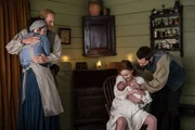 Glückseliger Moment auf Fraser’s Ridge: Caitriona Balfe als Claire Randall, Sam Heughan als Jamie Fraser, Sophie Skelton als Brianna Randall Fraser, Richard Rankin als Roger Wakefield Glückseliger Moment auf Fraser’s Ridge: Caitriona Balfe als Claire Randall, Sam Heughan als Jamie Fraser, Sophie Skelton als Brianna Randall Fraser, Richard Rankin als Roger Wakefield