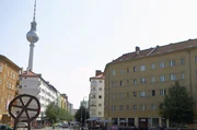 In seinem Roman „Emil und die Detektive“ (1929) beschreibt Erich Kästner ein Berlin, das von Gerechtigkeit und gegenseitigem Respekt geprägt ist. Die Helden sind eine Kinderbande, die auf den Straßen der Hauptstadt einen Dieb verfolgt. In seinem Roman „Emil und die Detektive“ (1929) beschreibt Erich Kästner ein Berlin, das von Gerechtigkeit und gegenseitigem Respekt geprägt ist. Die Helden sind eine Kinderbande, die auf den Straßen der Hauptstadt einen Dieb verfolgt.