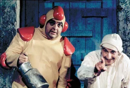 In der Nacht landet ein Au&szlig;erirdischer (Jacques Villeret, l.) mit seinem Raumschiff auf dem Hof und steht vor der T&uuml;r von Claude (Louis de Funes). Der glaubt zun&auml;chst an eine Illusion infolge seines Alkoholkonsums, jedoch ist der Besucher real und sehr interessiert an der Kohlsuppe.  +++ Die Verwendung des sendungsbezogenen Materials ist nur mit dem Hinweis und Verlinkung auf RTL+ gestattet. +++