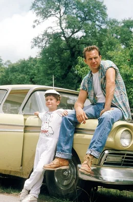 Der Schwerverbrecher Butch Haynes (Kevin Costner, r.) bricht aus dem Gef&auml;ngnis aus und nimmt den achtj&auml;hrigen Phillip (T.J. Lowther, l.) als Geisel. Gemeinsam fahren sie mit einem gestohlenen Wagen durch Texas und werden sogar Freunde ...
