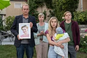 Die Nerven liegen blank: Im Fall der vermissten Maja startet die Familie – ohne Absprache mit der SOKO – einen verzweifelten Hilferuf in der Presse. Vater Manfred Rieger (Jürgen Hartmann, l.), Mutter Vera (Anna Stieblich, 2.v.l.) und die Schwester Laura Hartmann (Anna Herrmann, 2.v.r.) mit ihrem Mann Marvin (Leonard Kunz, r.) erhoffen sich dadurch Hinweise auf den Verbleib der 17-Jährigen zu erhalten. Die Nerven liegen blank: Im Fall der vermissten Maja startet die Familie – ohne Absprache mit der SOKO – einen verzweifelten Hilferuf in der Presse. Vater Manfred Rieger (Jürgen Hartmann, l.), Mutter Vera (Anna Stieblich, 2.v.l.) und die Schwester Laura Hartmann (Anna Herrmann, 2.v.r.) mit ihrem Mann Marvin (Leonard Kunz, r.) erhoffen sich dadurch Hinweise auf den Verbleib der 17-Jährigen zu erhalten.