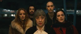 Sashas Familie erwartet von der Teenie-Vampirin, dass sie sich in Zukunft selbst mit Blut versorgt. Von links: Denise (No&eacute;mie O'Farrell), J.P. (Gabriel-Antoine Roy), Victorine (Marie Brassard), Aur&eacute;lien (Steve Laplante) und Georgette (Sophie Cadieux)