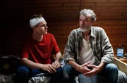 Nachdem Moritz Gagern (Stefan Siebert, l.) auf eigene Faust versucht hat den Mörder seiner Mutter zu finden ist er nun wieder mit seinem Vater, Hannes Gagern (Butz Ulrich Buse, r.) vereint. Nachdem Moritz Gagern (Stefan Siebert, l.) auf eigene Faust versucht hat den Mörder seiner Mutter zu finden ist er nun wieder mit seinem Vater, Hannes Gagern (Butz Ulrich Buse, r.) vereint.